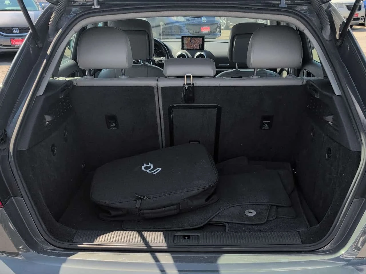 Audi A3 Etron* Progressiv * НОВИ ГУМИ* ОБСЛУЖЕН* ПОДГРЕВИ, снимка 15 - Автомобили и джипове - 54094474