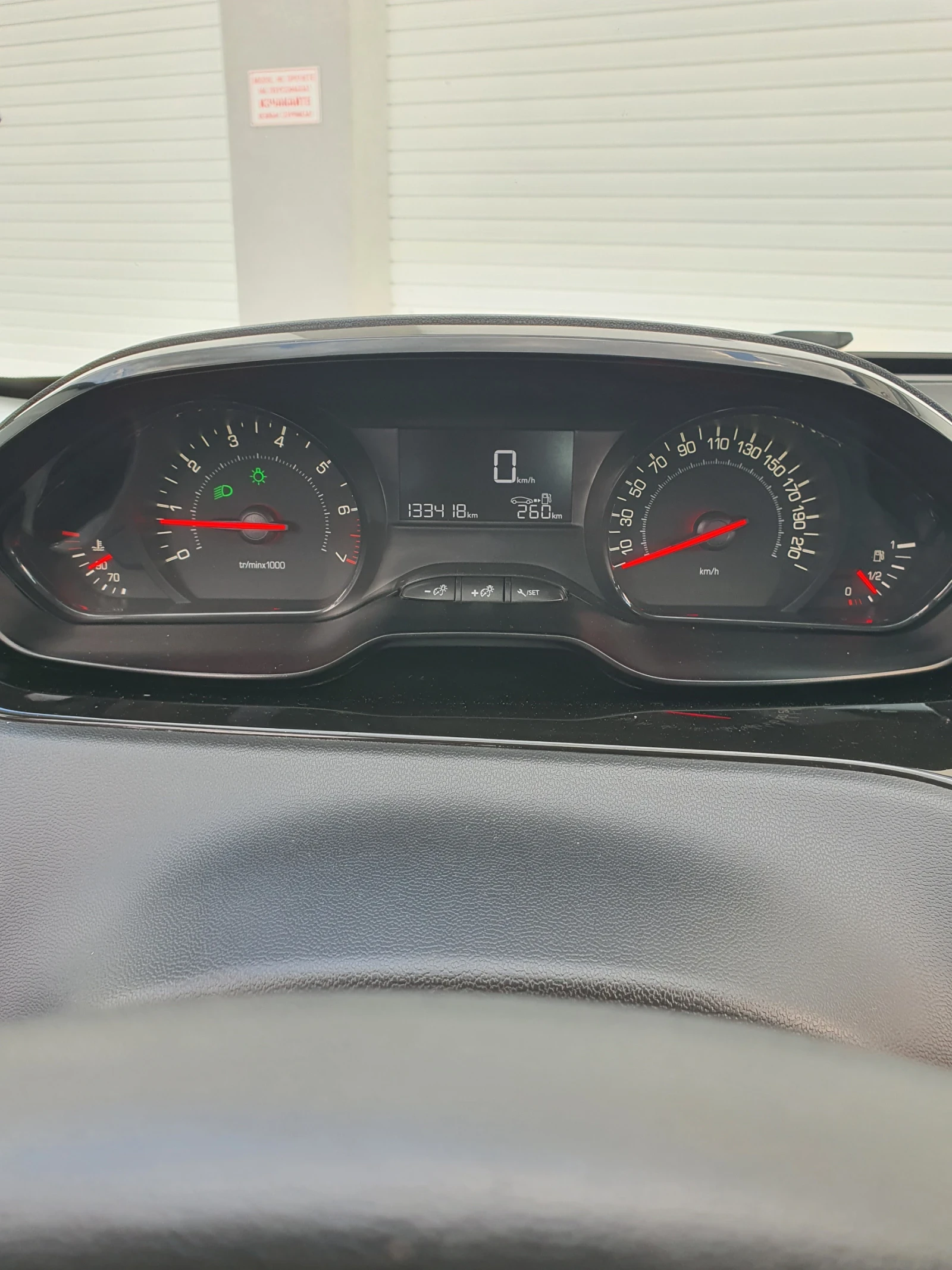 Peugeot 208, снимка 13 - Автомобили и джипове - 54767246
