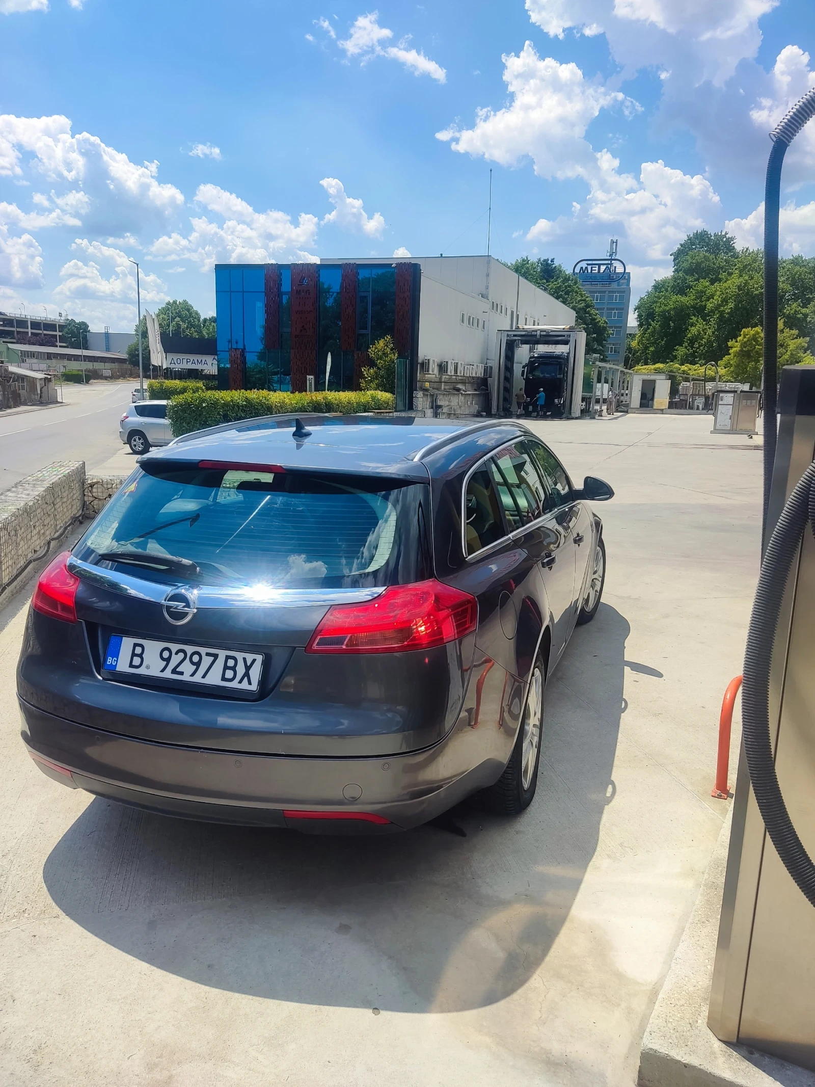 Opel Insignia Sports Tourer, снимка 3 - Автомобили и джипове - 55213943
