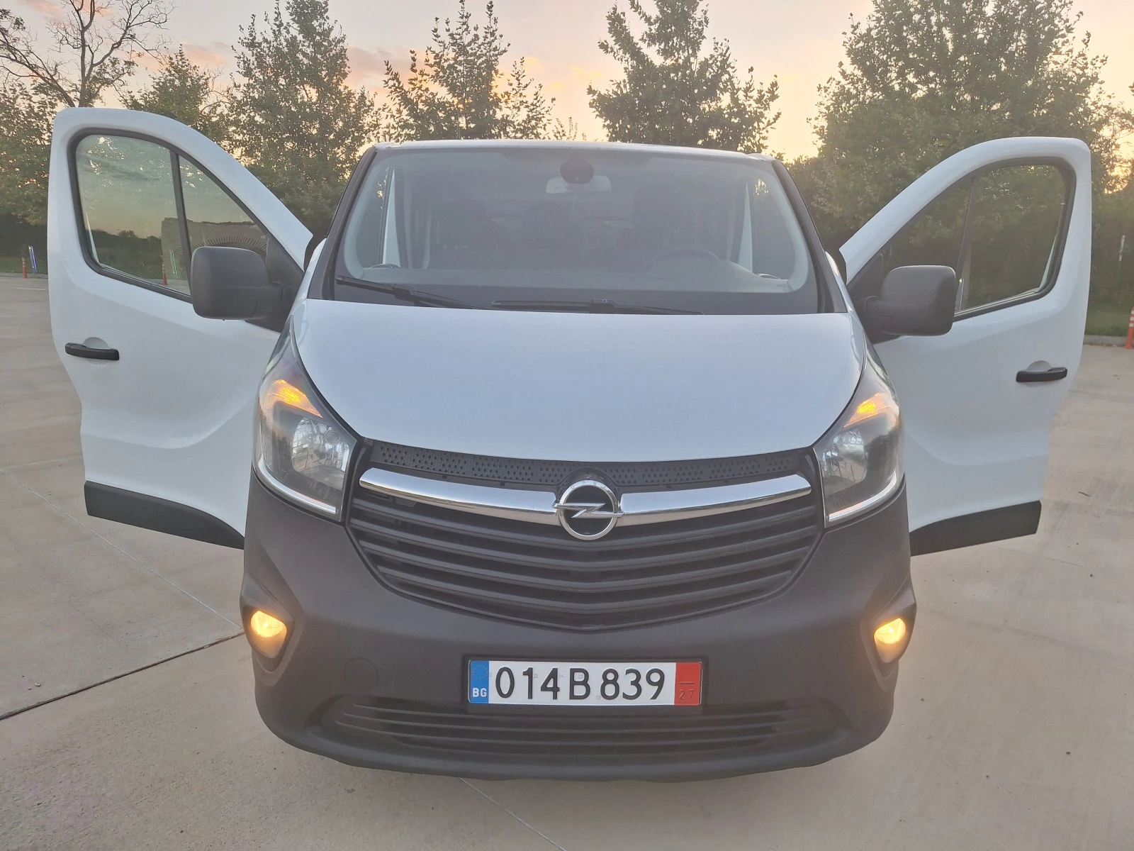 Opel Vivaro 8+ 1 ДЪЛГА БАЗА КЛИМА ЕВРО6b, снимка 2 - Бусове и автобуси - 56121326