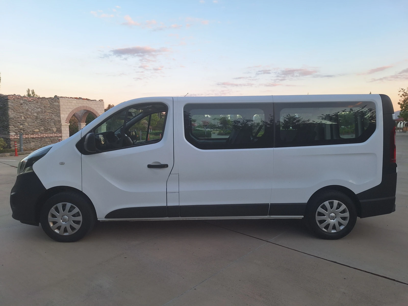 Opel Vivaro 8+ 1 ДЪЛГА БАЗА КЛИМА ЕВРО6b, снимка 4 - Бусове и автобуси - 56121326