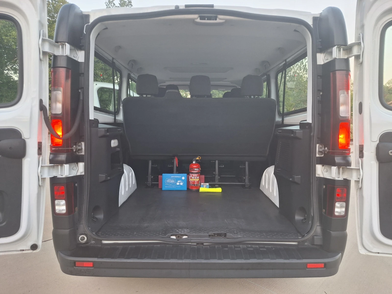 Opel Vivaro 8+ 1 ДЪЛГА БАЗА КЛИМА ЕВРО6b, снимка 9 - Бусове и автобуси - 56121326