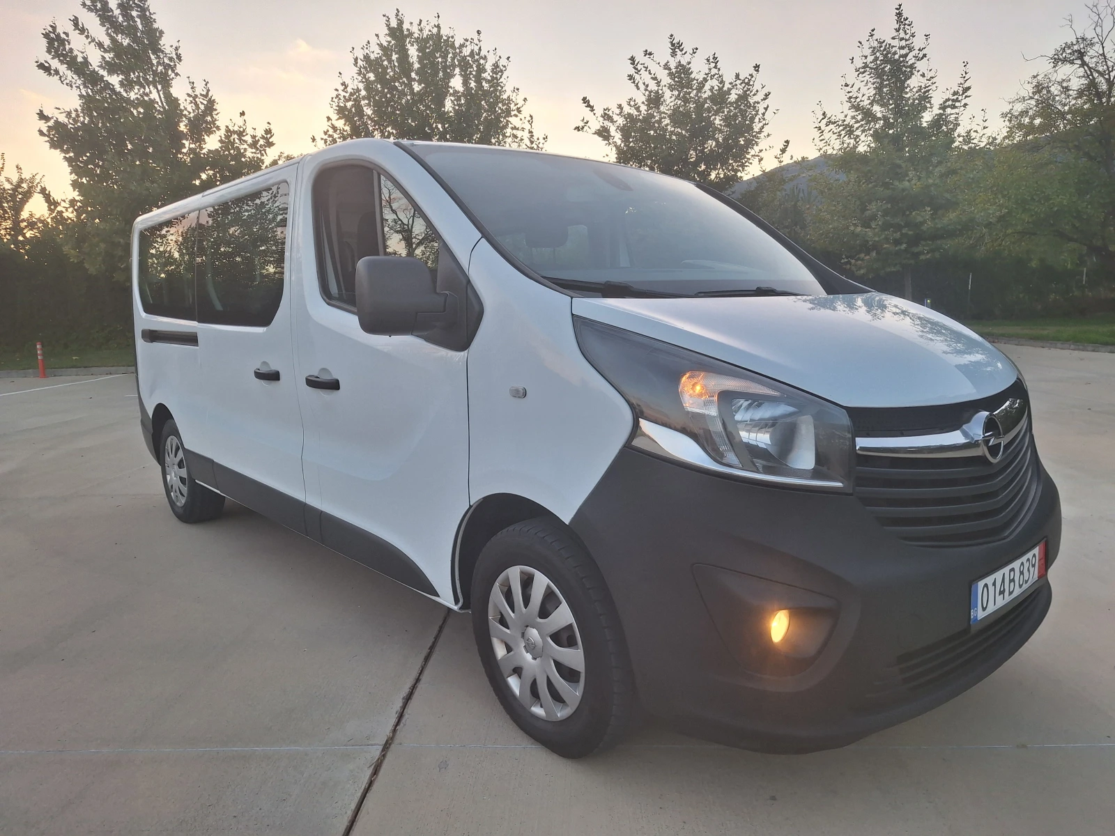 Opel Vivaro 8+ 1 ДЪЛГА БАЗА КЛИМА ЕВРО6b, снимка 3 - Бусове и автобуси - 56121326