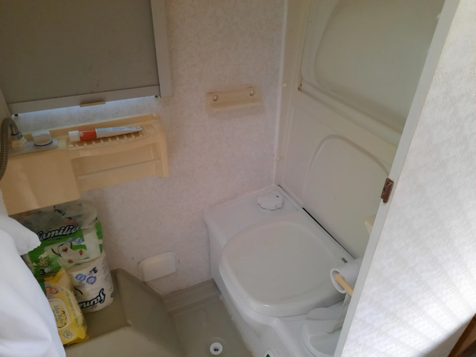 Каравана Avondale Korfu, снимка 11 - Каравани и кемпери - 53986265