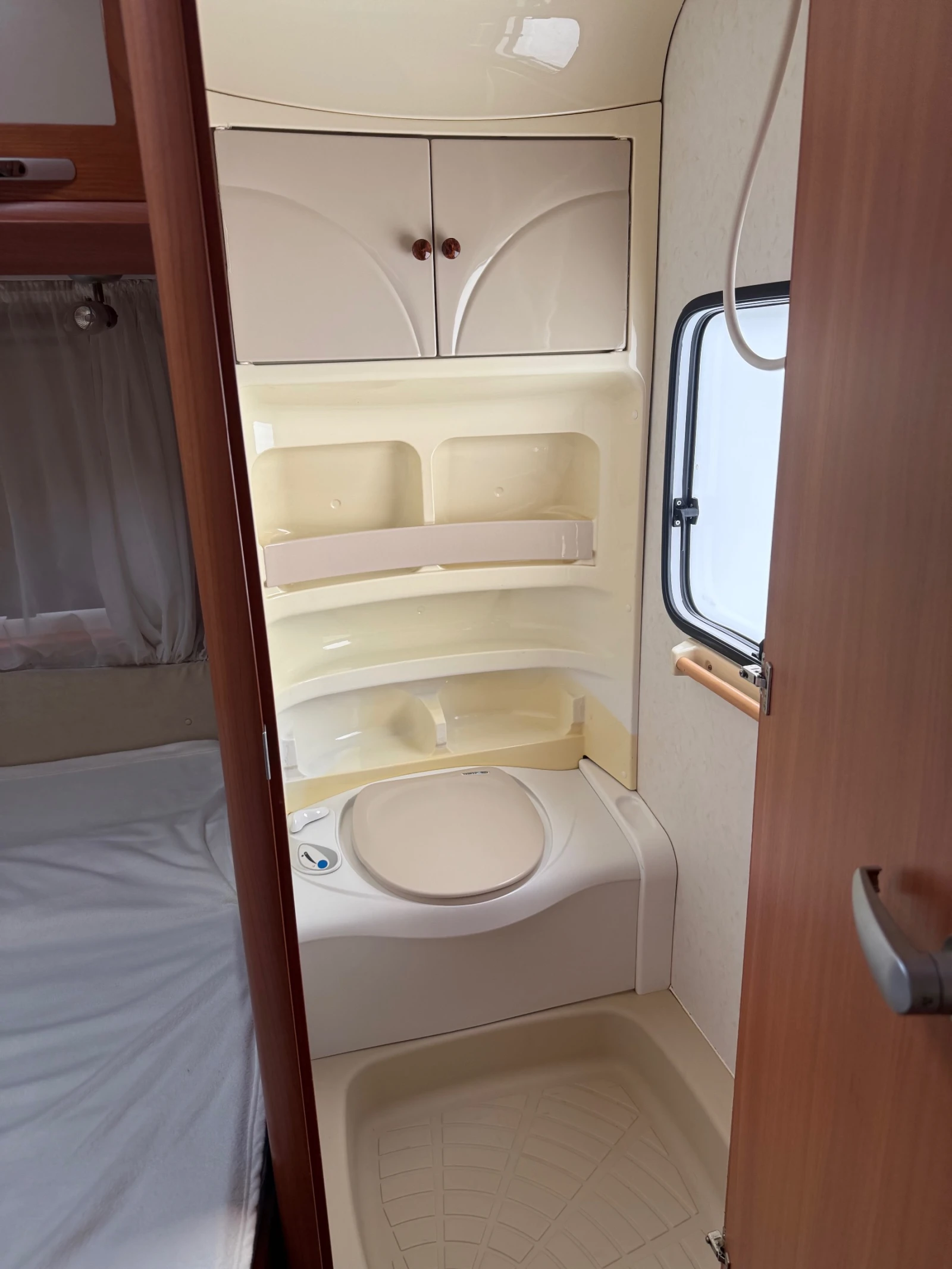 Каравана Hobby Prestige 560 UFE, снимка 14 - Каравани и кемпери - 54058837