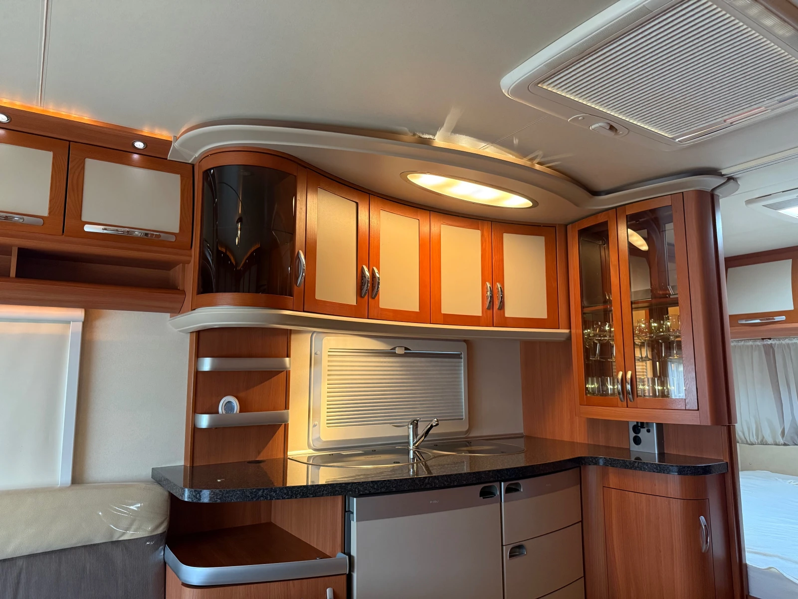 Каравана Hobby Prestige 560 UFE, снимка 10 - Каравани и кемпери - 54058837