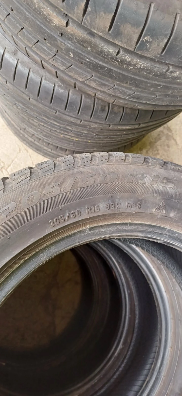 Гуми Зимни 205/60R16, снимка 5 - Гуми и джанти - 52129374