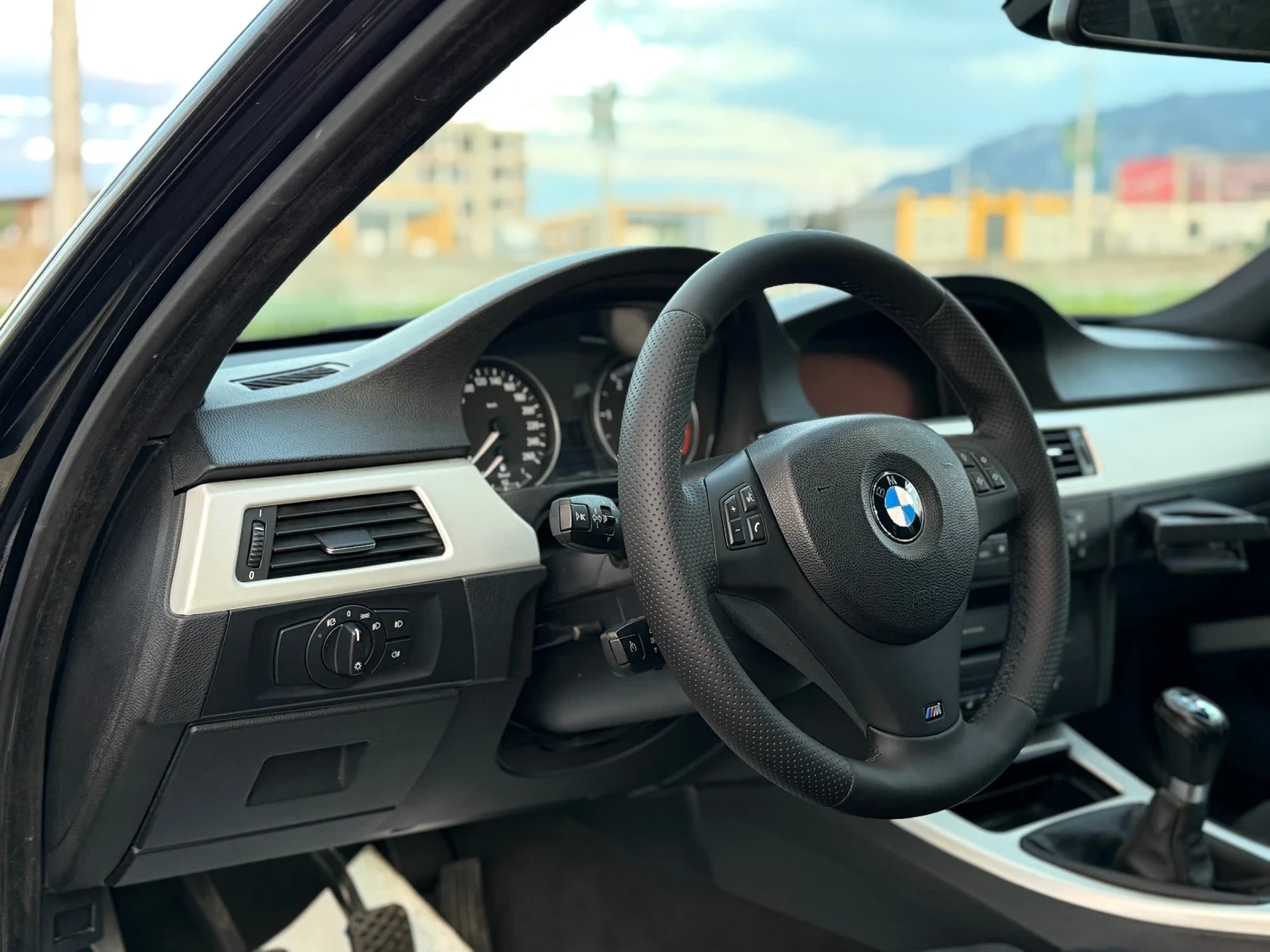 BMW 330 M-PACK* KeylessGO* NAVI*  - изображение 8