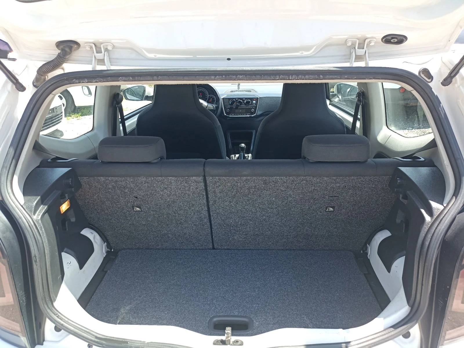VW Up 1.0i Euro 6b  - изображение 7