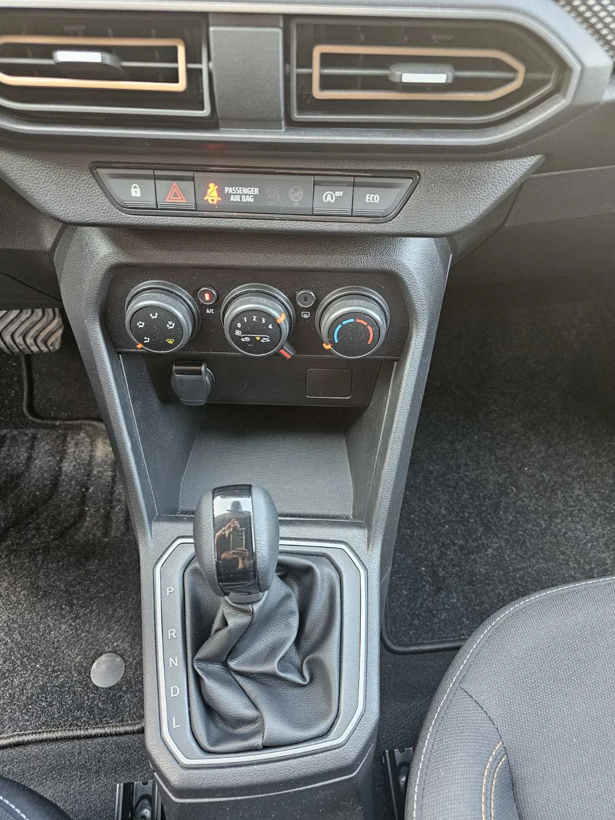 Dacia Sandero 1.0 TCe 90 Stop&Start EDC - изображение 9