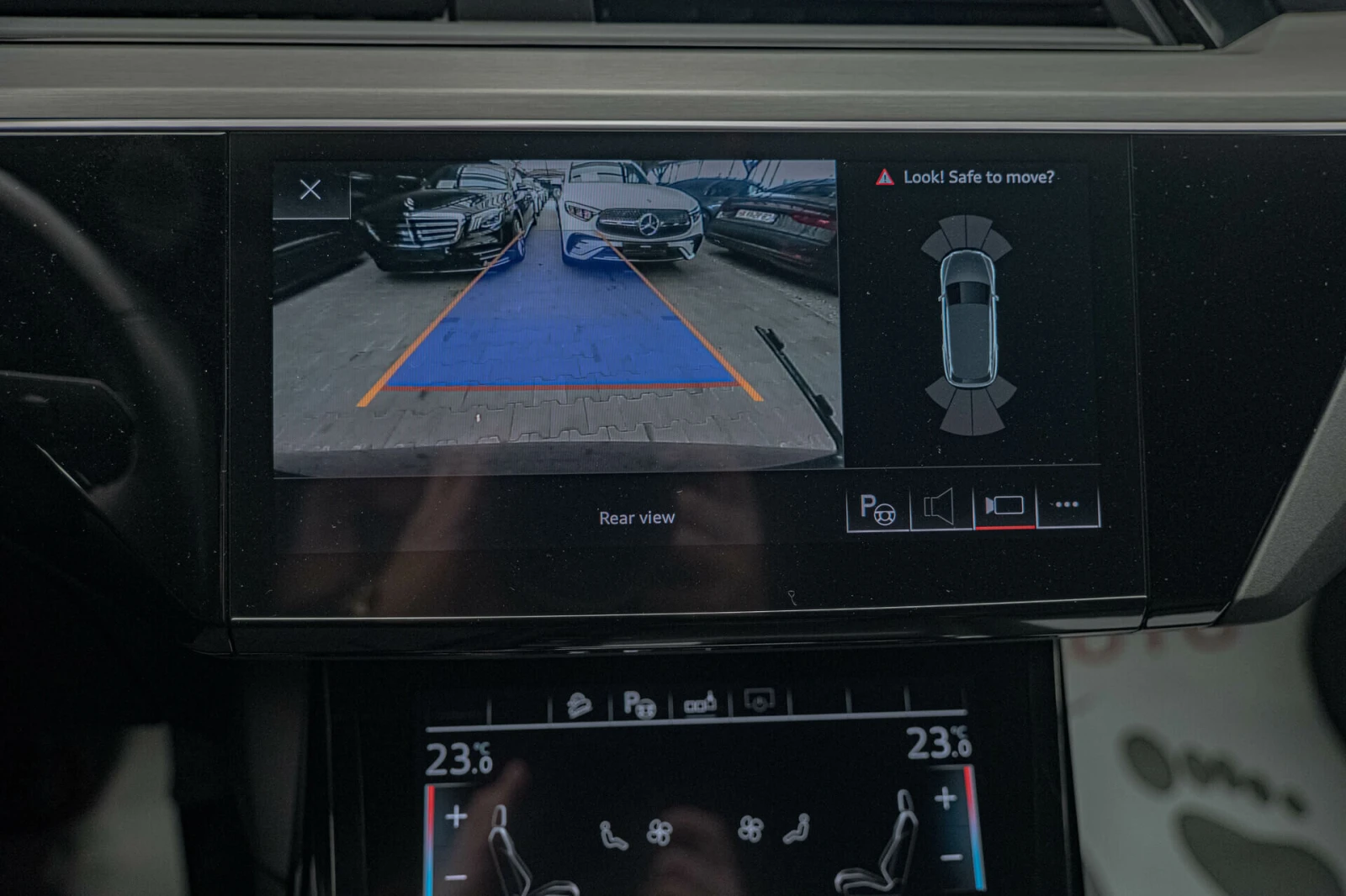 Audi E-Tron 55/95kWh/Quattro/Advance//Distronic/Lane Ass | Mobile.bg   11