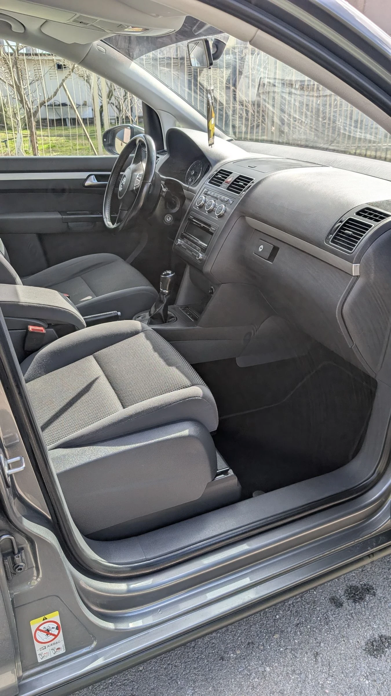 VW Touran 1.6 TDI, снимка 10 - Автомобили и джипове - 53784639