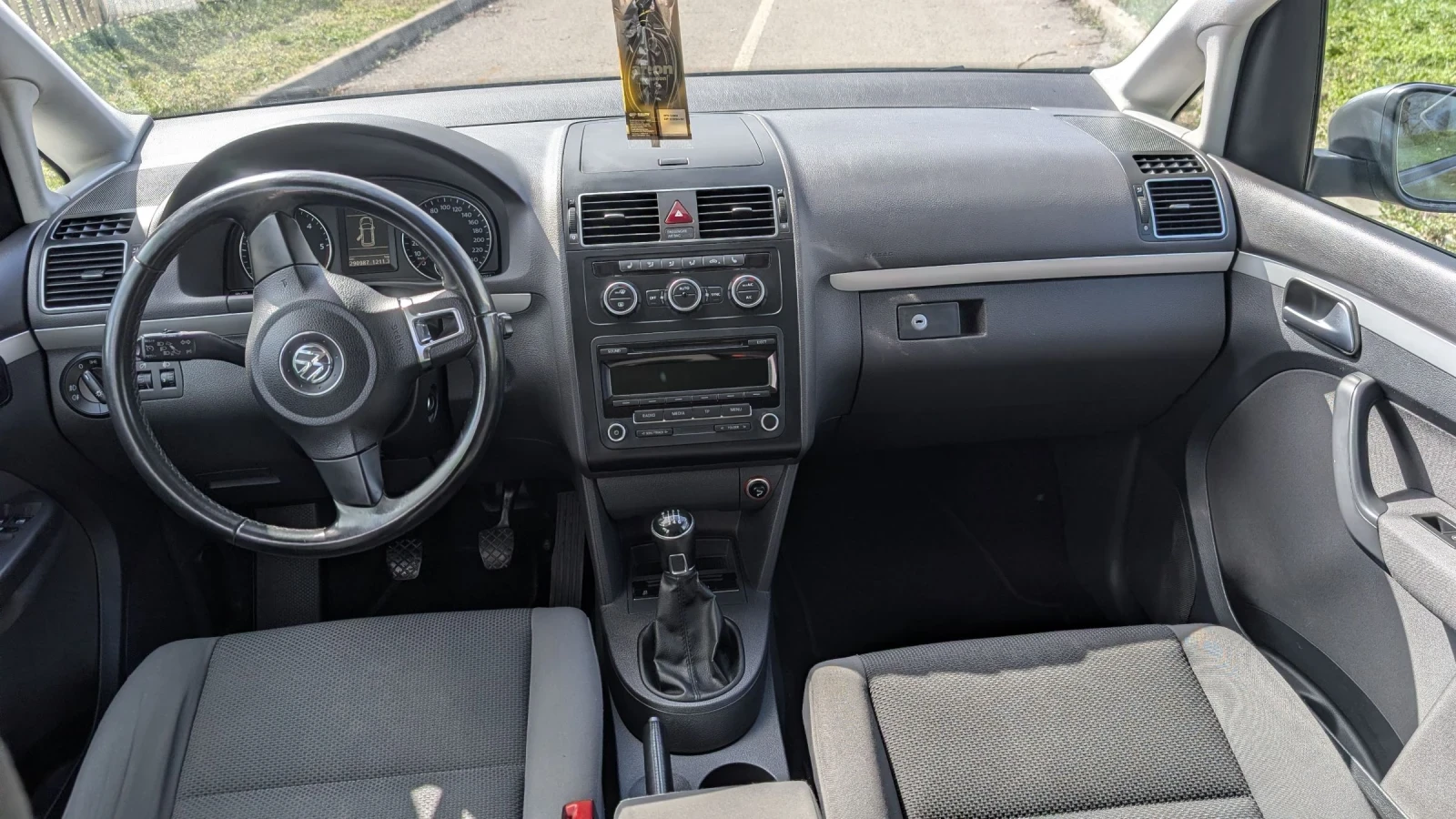 VW Touran 1.6 TDI, снимка 6 - Автомобили и джипове - 53784639