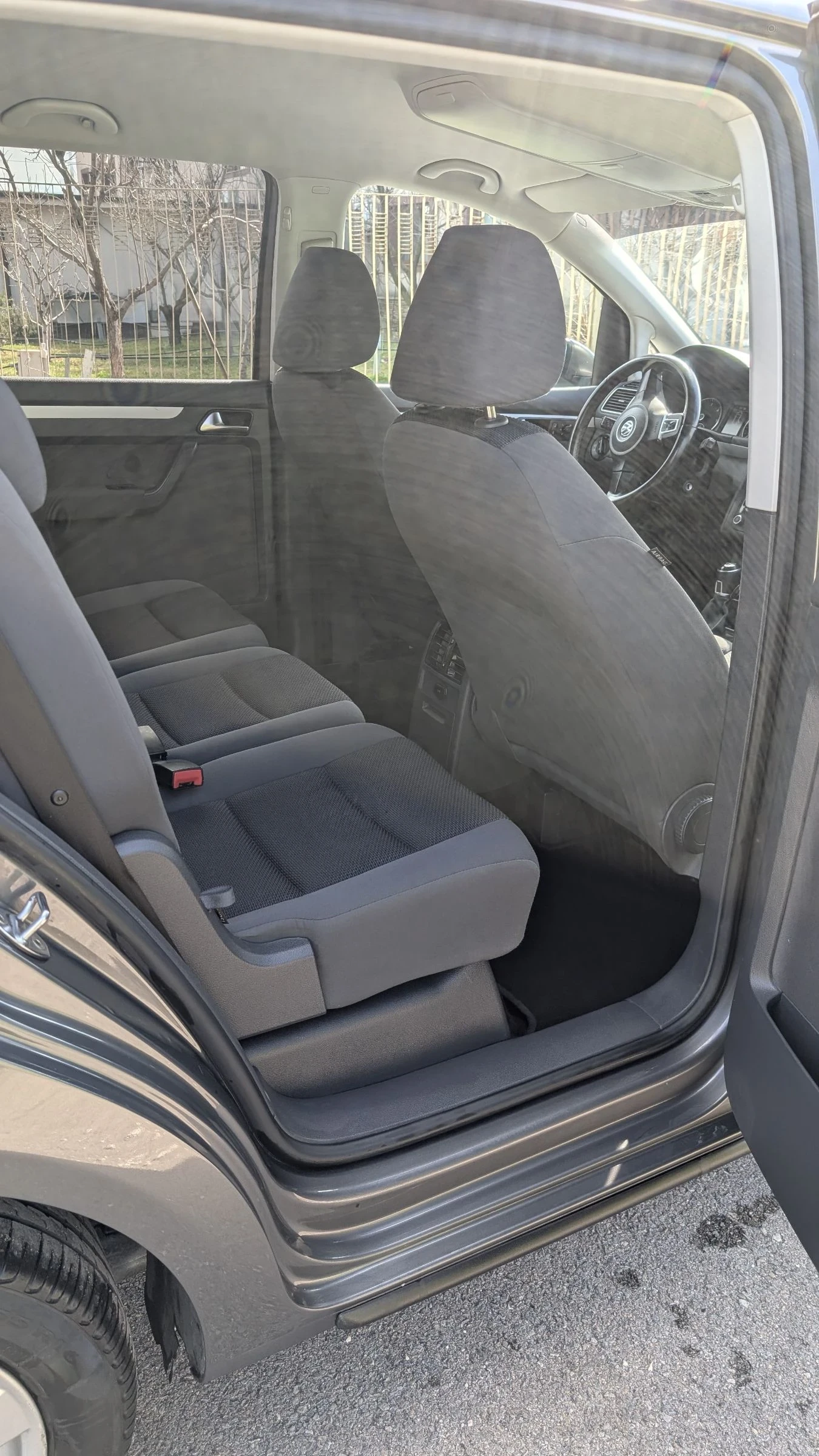 VW Touran 1.6 TDI, снимка 9 - Автомобили и джипове - 53784639