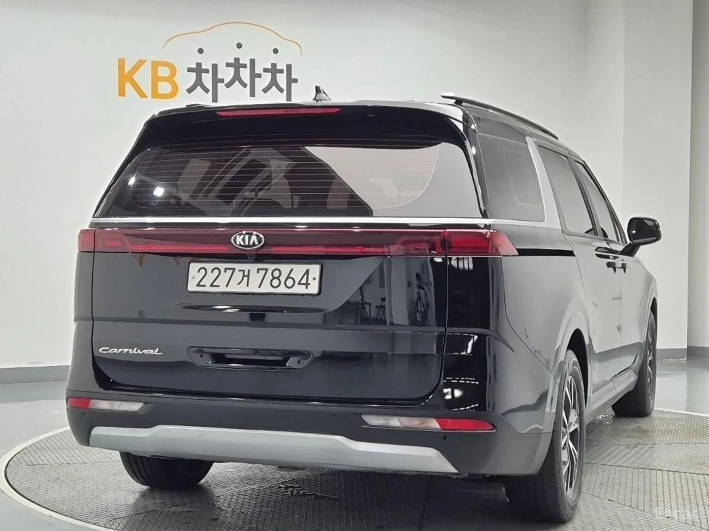 Kia Carnival * 9 МЕСТА* KEYLESS* Camera* ПОДГРЕВ* , снимка 3 - Автомобили и джипове - 55623811