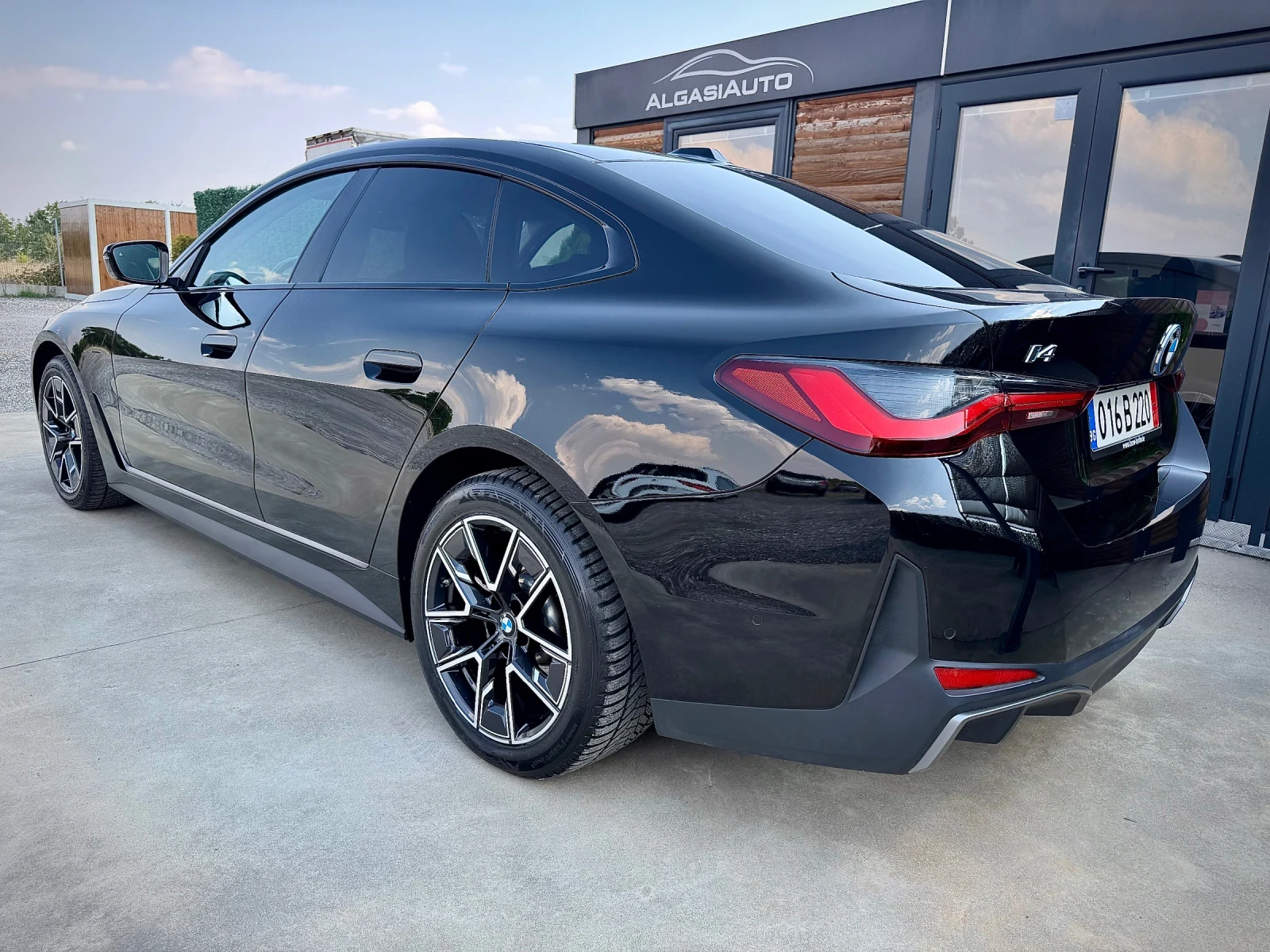 BMW i4 eDrive 40* HEAD UP* 84  kWh, снимка 3 - Автомобили и джипове - 55846734