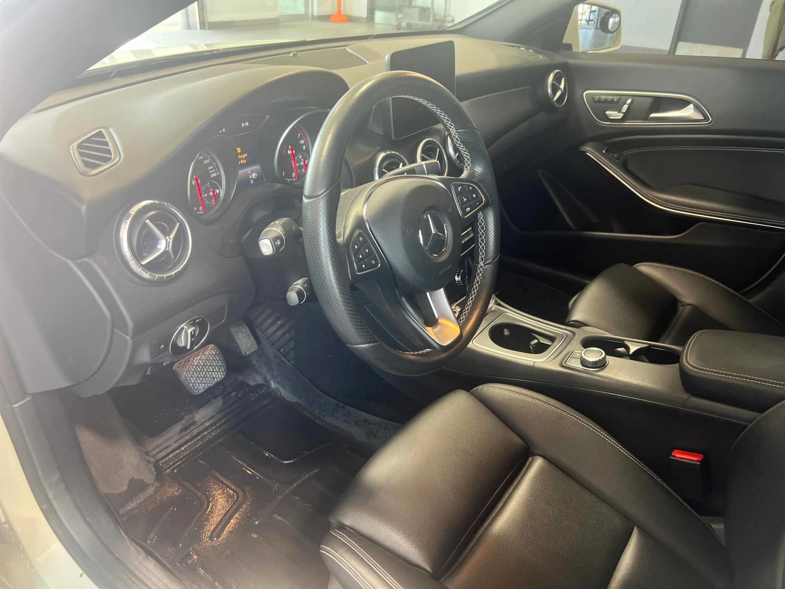 Mercedes-Benz CLA 250  * CARFAX * ОПЦИЯ ЗА ФИНАНСИРАНЕ, снимка 5 - Автомобили и джипове - 56156365