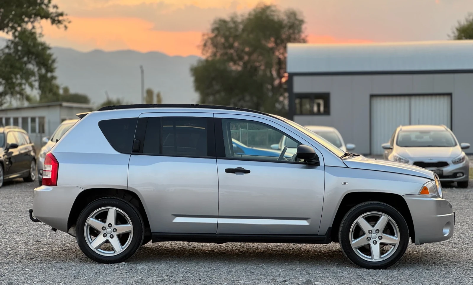 Jeep Compass 2.4i 170к.с * 4х4* * Климатик*  - изображение 8