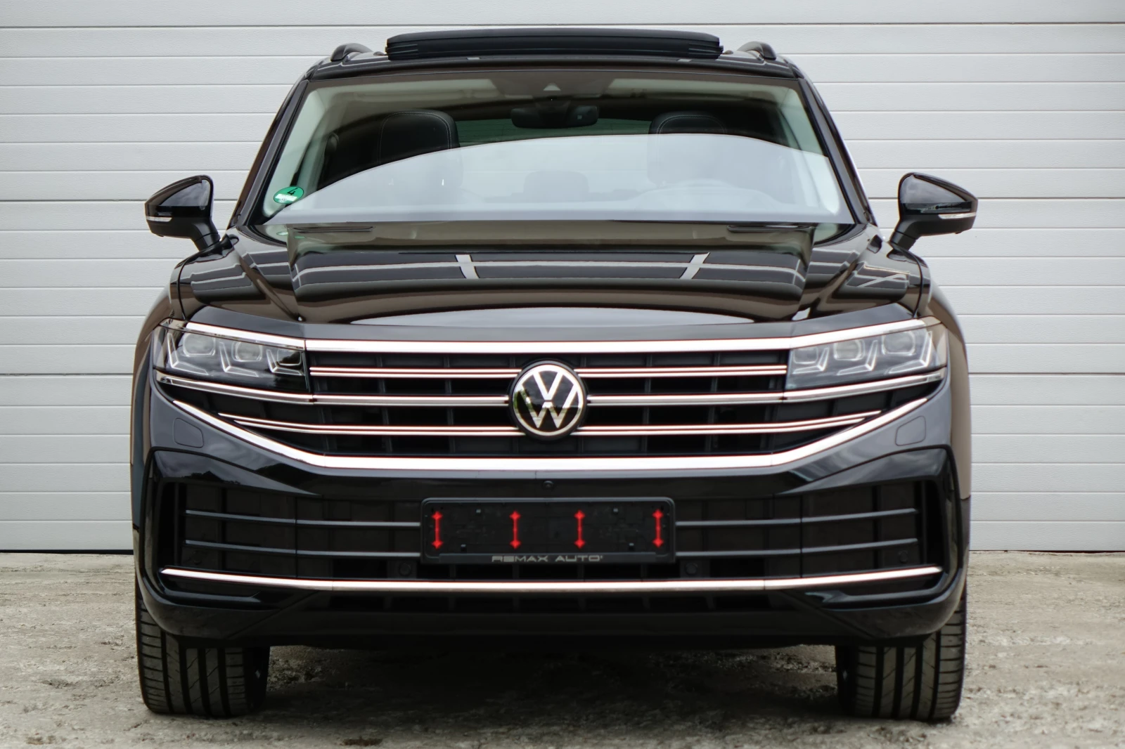 VW Touareg NEW MODEL* ELEGANCE* IQ HD MATRIX LIGHTS* PANO*  - изображение 2