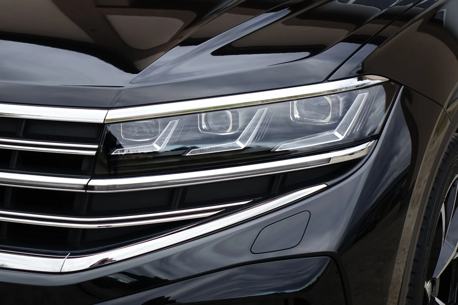 VW Touareg NEW MODEL* ELEGANCE* IQ HD MATRIX LIGHTS* PANO*  - изображение 4