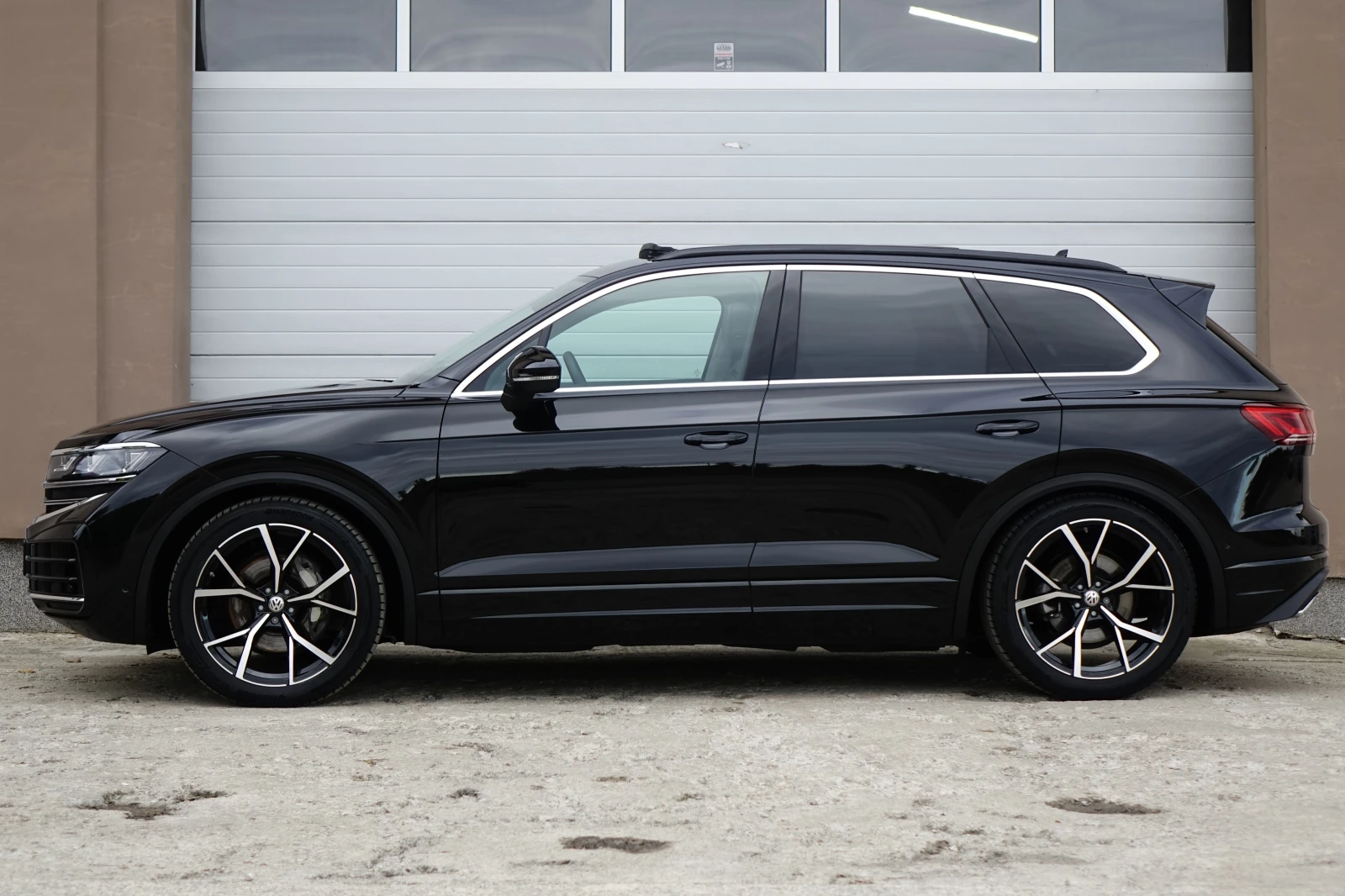VW Touareg NEW MODEL* ELEGANCE* IQ HD MATRIX LIGHTS* PANO*  - изображение 3
