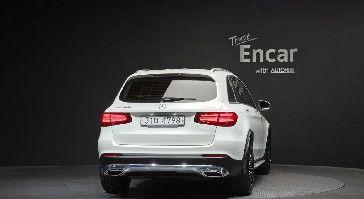 Mercedes-Benz GLC 220 D * AMG * BURMESTER * ПАНОРАМА * БЕЗ ИНЦИДЕНТИ * , снимка 4 - Автомобили и джипове - 55752511