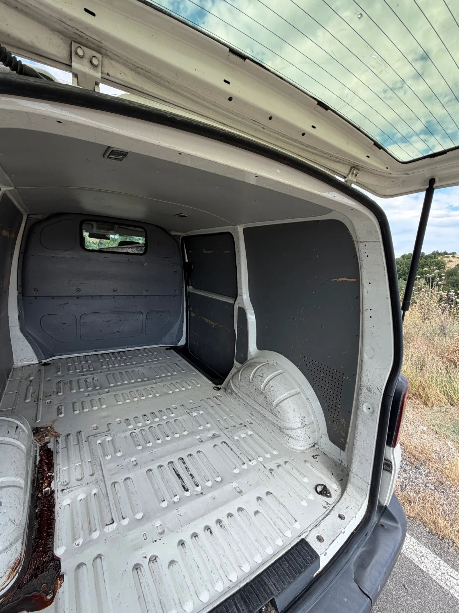 VW Transporter 1.9 TDI 105 кс., снимка 11 - Бусове и автобуси - 54948082