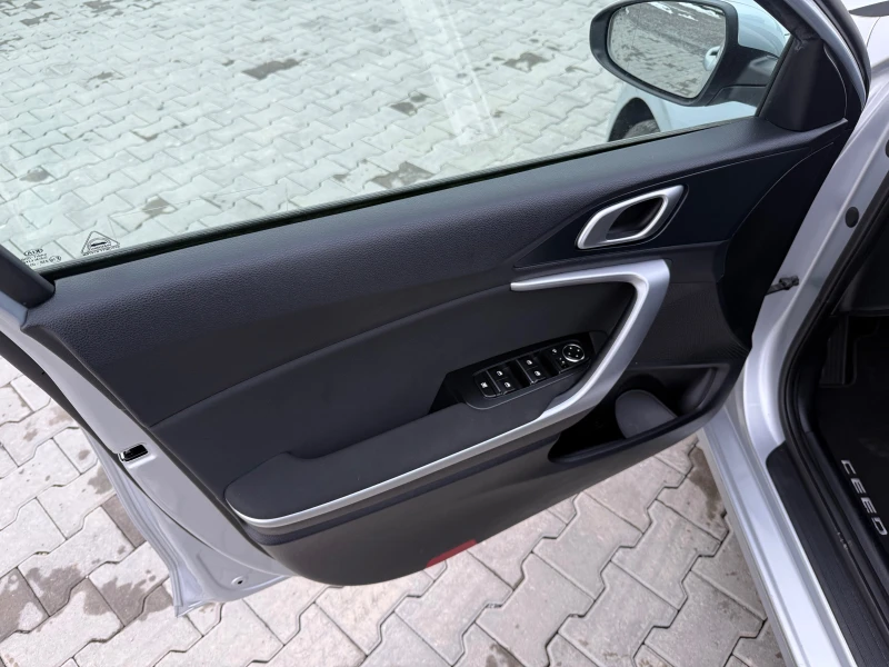 Kia Ceed 1.6crdi, снимка 11 - Автомобили и джипове - 48696140