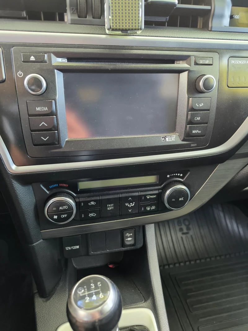 Toyota Auris 2.0. D4D, снимка 10 - Автомобили и джипове - 52025770