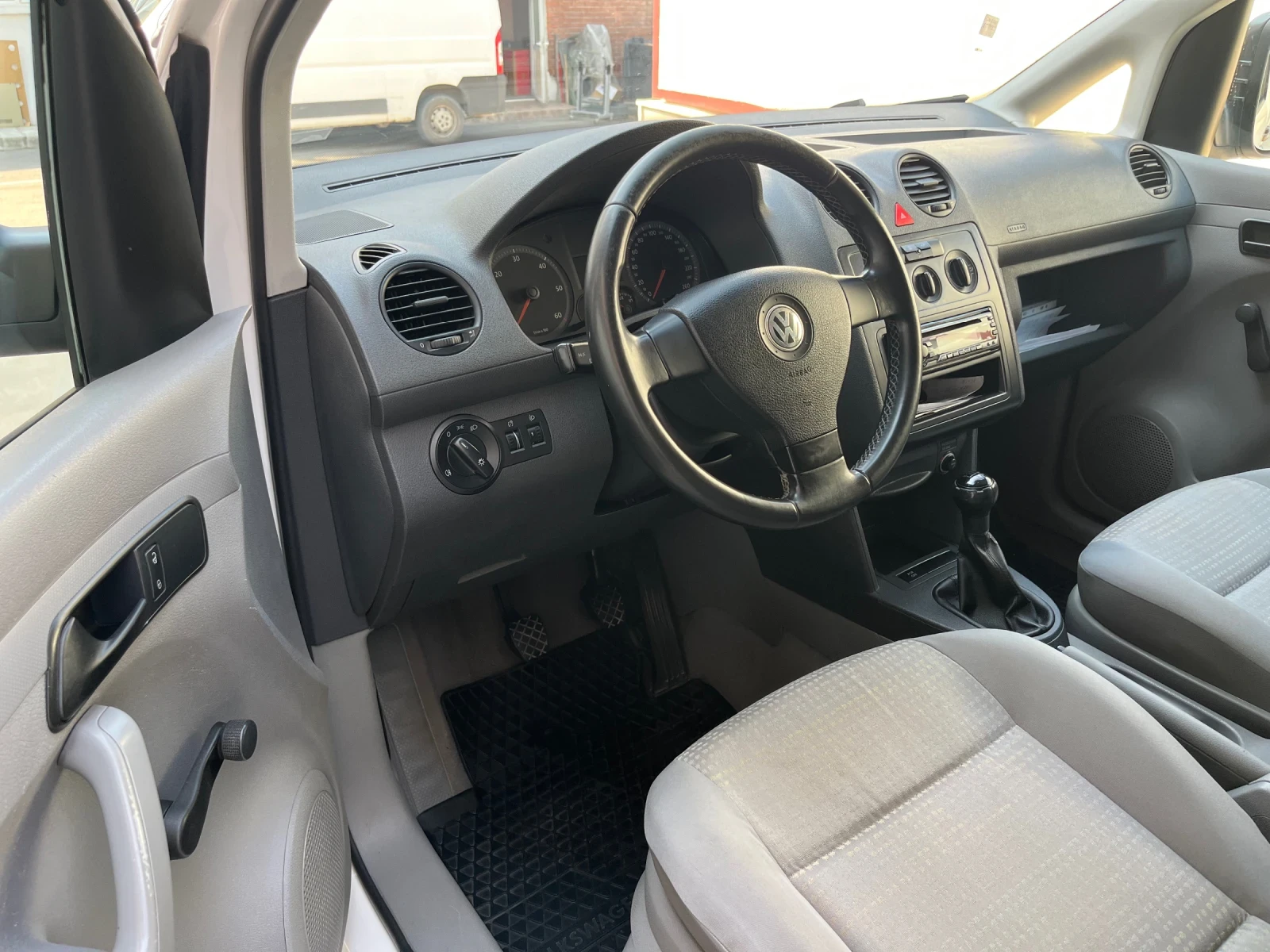 VW Caddy 1.9 TD / 75к.с./ КЛИМАТИК / 6 + 1 / - изображение 7