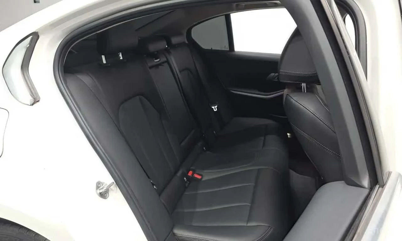 BMW 320 i / БЕЗПЛАТНА ИНСПЕКЦИЯ /  АВТОКРЕДИТ , снимка 11 - Автомобили и джипове - 55569437