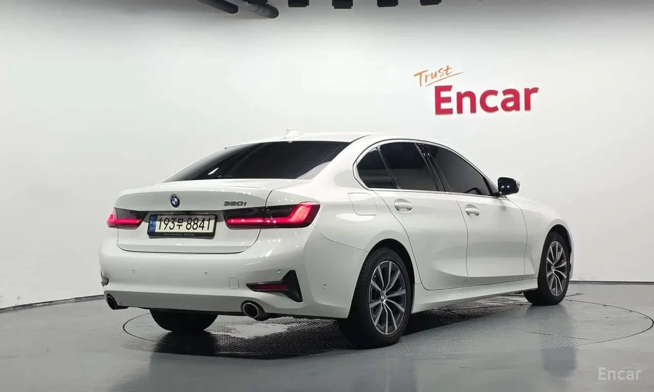 BMW 320 i / БЕЗПЛАТНА ИНСПЕКЦИЯ /  АВТОКРЕДИТ , снимка 2 - Автомобили и джипове - 55569437