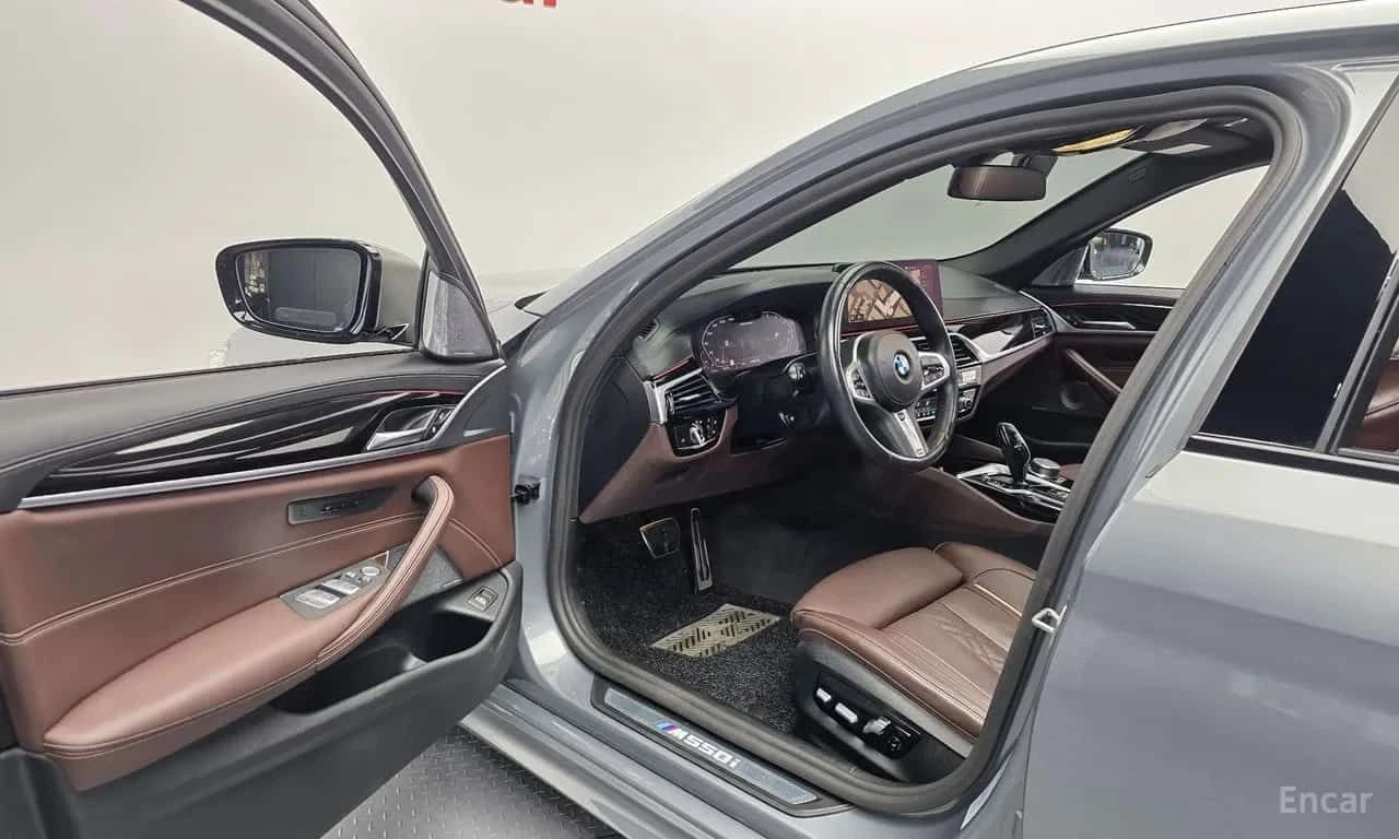 BMW 550 * M550i xDrive * БЕЗ ПЪРВОНАЧАЛНА ВНОСКА, снимка 10 - Автомобили и джипове - 55625700
