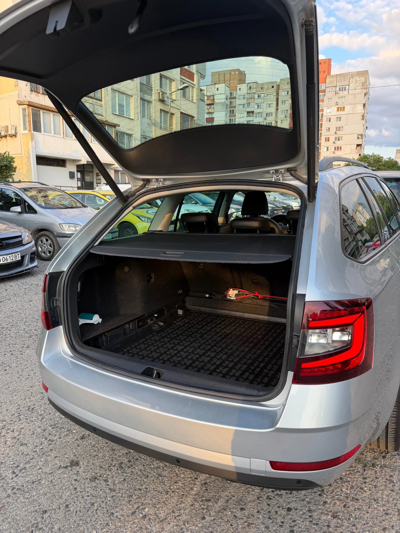 Skoda Octavia 2.0 TDI DSG 4x4, снимка 10 - Автомобили и джипове - 56113008