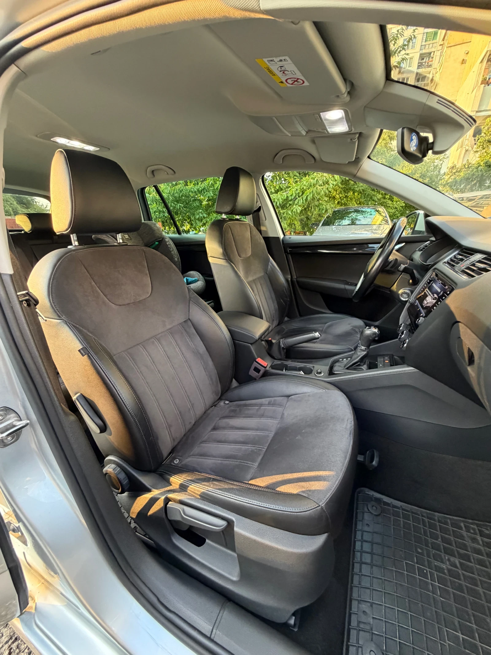 Skoda Octavia 2.0 TDI DSG 4x4, снимка 12 - Автомобили и джипове - 56113008