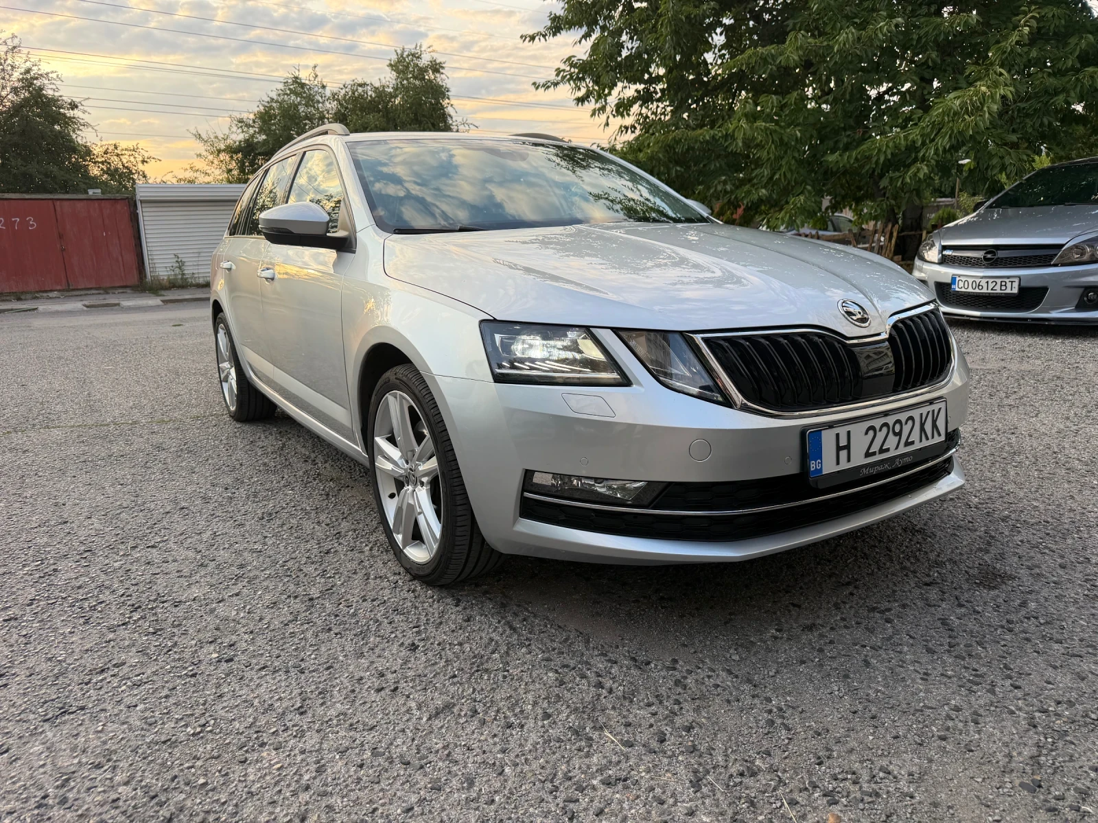 Skoda Octavia 2.0 TDI DSG 4x4, снимка 2 - Автомобили и джипове - 56113008