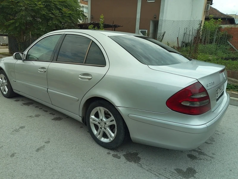 Mercedes-Benz E 220, снимка 3 - Автомобили и джипове - 47474367