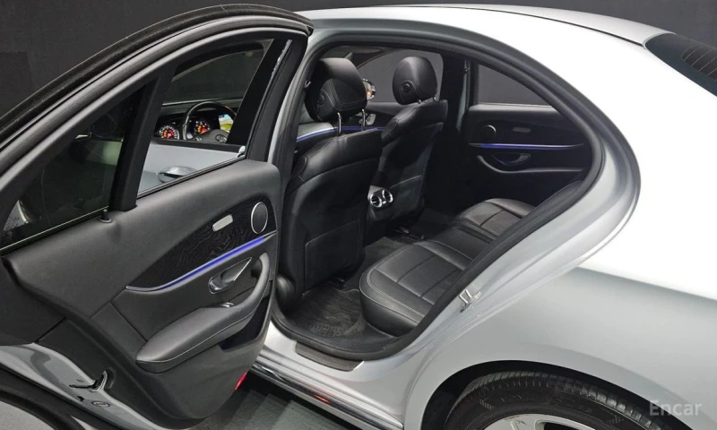 Mercedes-Benz E 220, снимка 12 - Автомобили и джипове - 53176501
