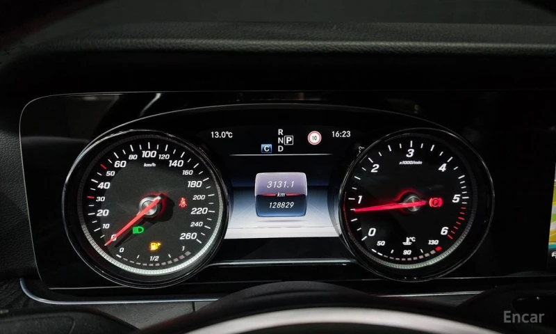 Mercedes-Benz E 220, снимка 8 - Автомобили и джипове - 53176501