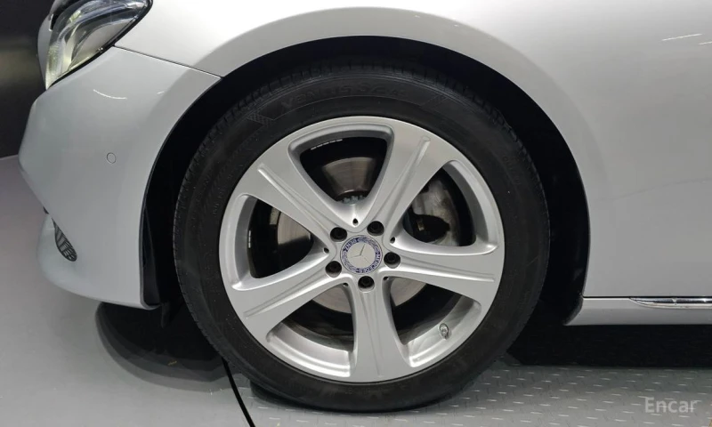 Mercedes-Benz E 220, снимка 5 - Автомобили и джипове - 53176501