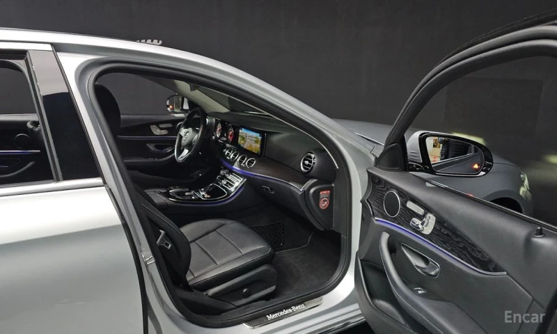 Mercedes-Benz E 220, снимка 11 - Автомобили и джипове - 53176501
