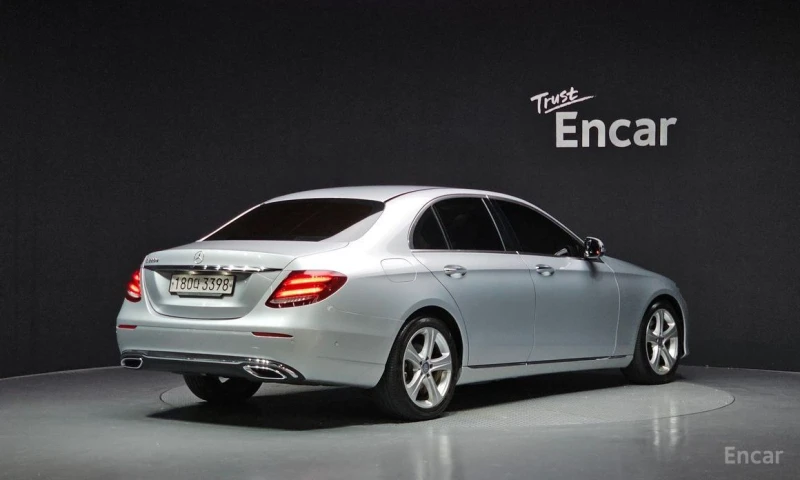 Mercedes-Benz E 220, снимка 2 - Автомобили и джипове - 53176501