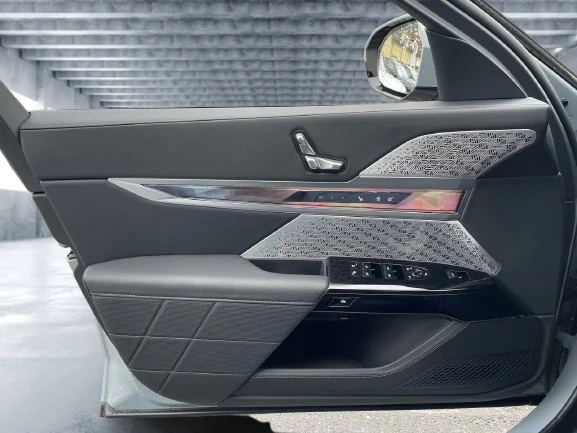 BMW i7 M60 xDrive = Shadow Line = Гаранция, снимка 3 - Автомобили и джипове - 54371925