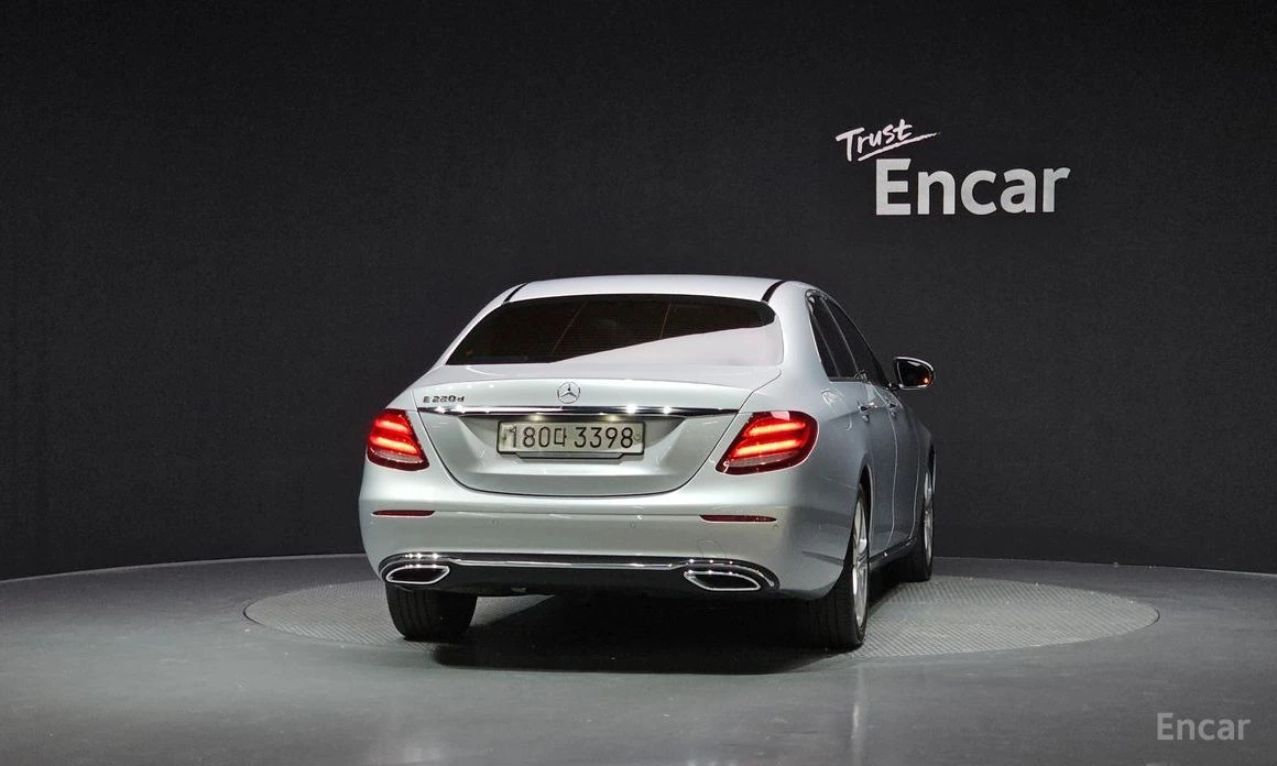 Mercedes-Benz E 220  - изображение 4