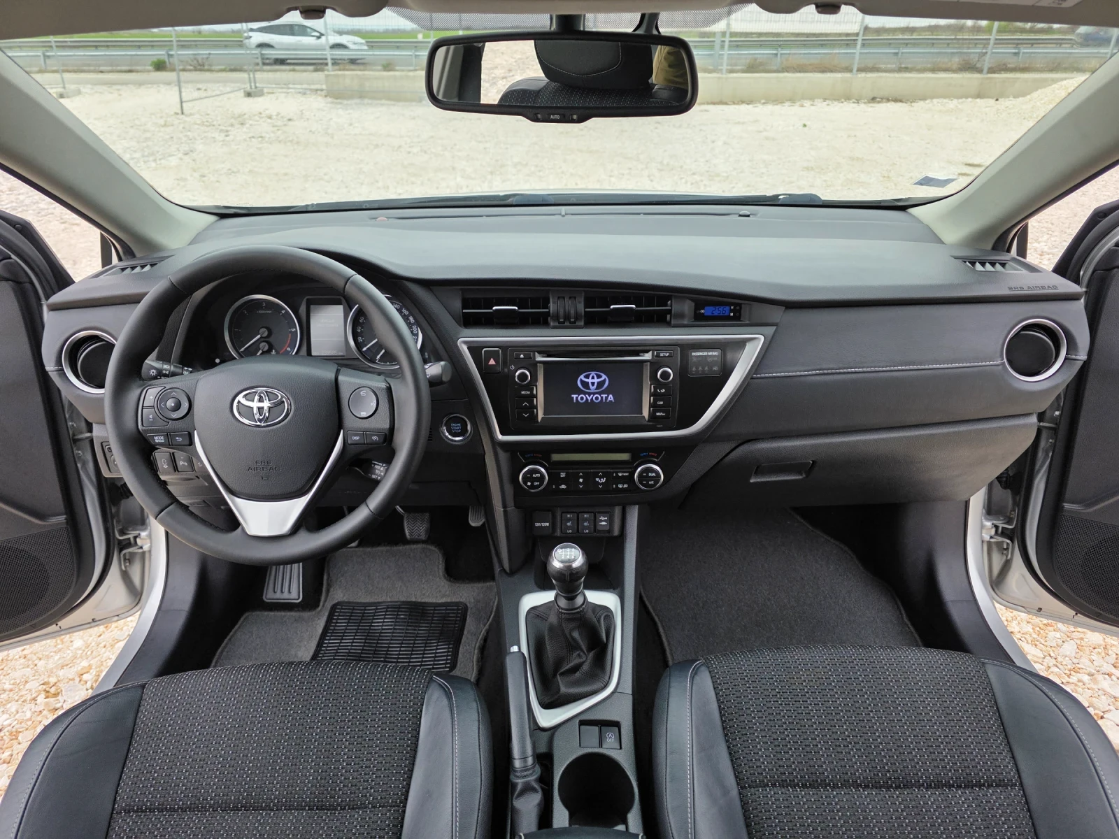 Toyota Auris 2.0 D4D KeyLess Go Navi Камера Кожа, снимка 11 - Автомобили и джипове - 53978822