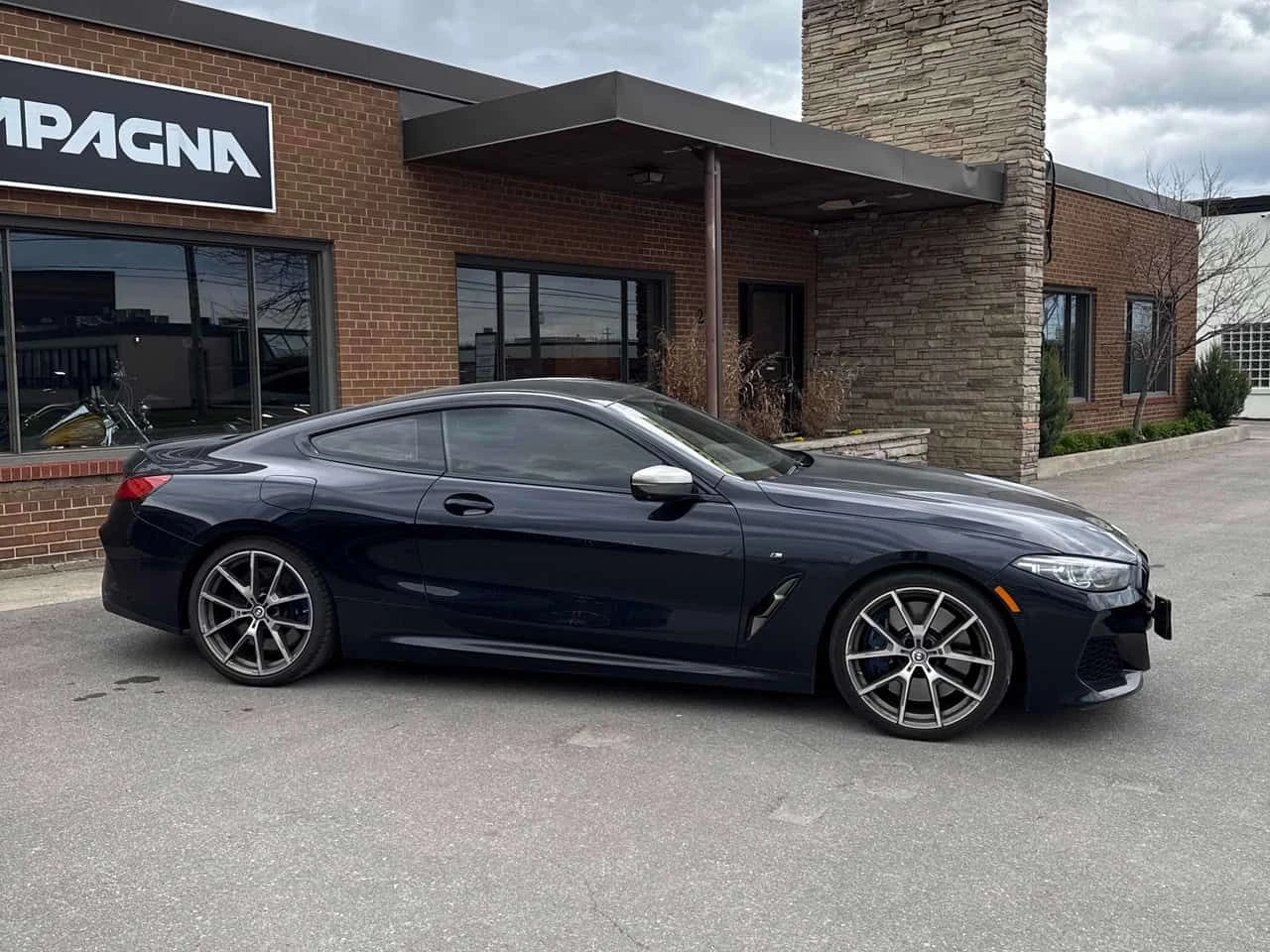 BMW 850 xDrive/Fully Loaded/ОБДУХВАНЕ/HARMAN KARDON , снимка 4 - Автомобили и джипове - 54393563