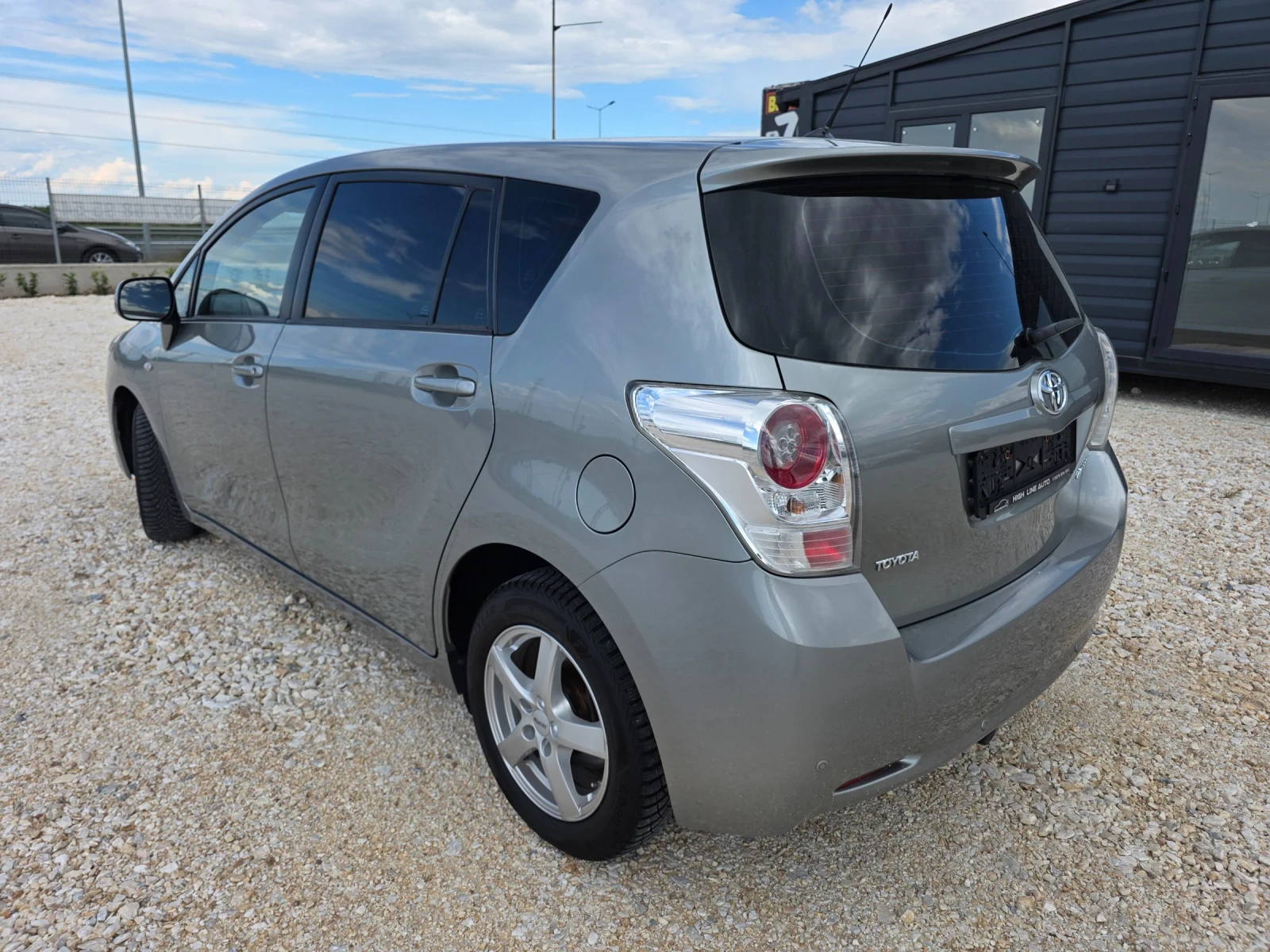 Toyota Verso 1.8 VVTI 7-места Панорама Навигация, снимка 4 - Автомобили и джипове - 54646859