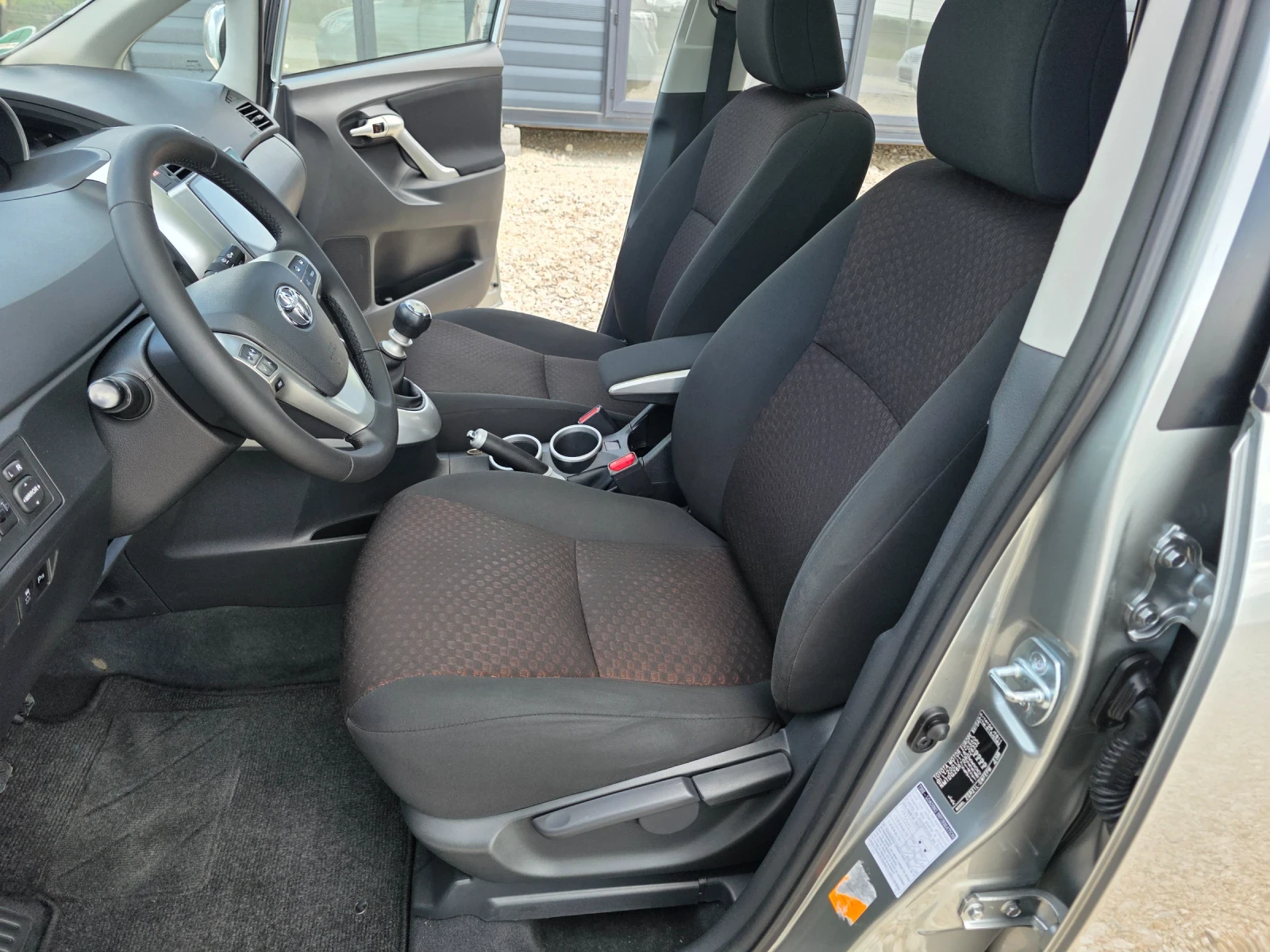 Toyota Verso 1.8 VVTI 7-места Панорама Навигация, снимка 7 - Автомобили и джипове - 54646859