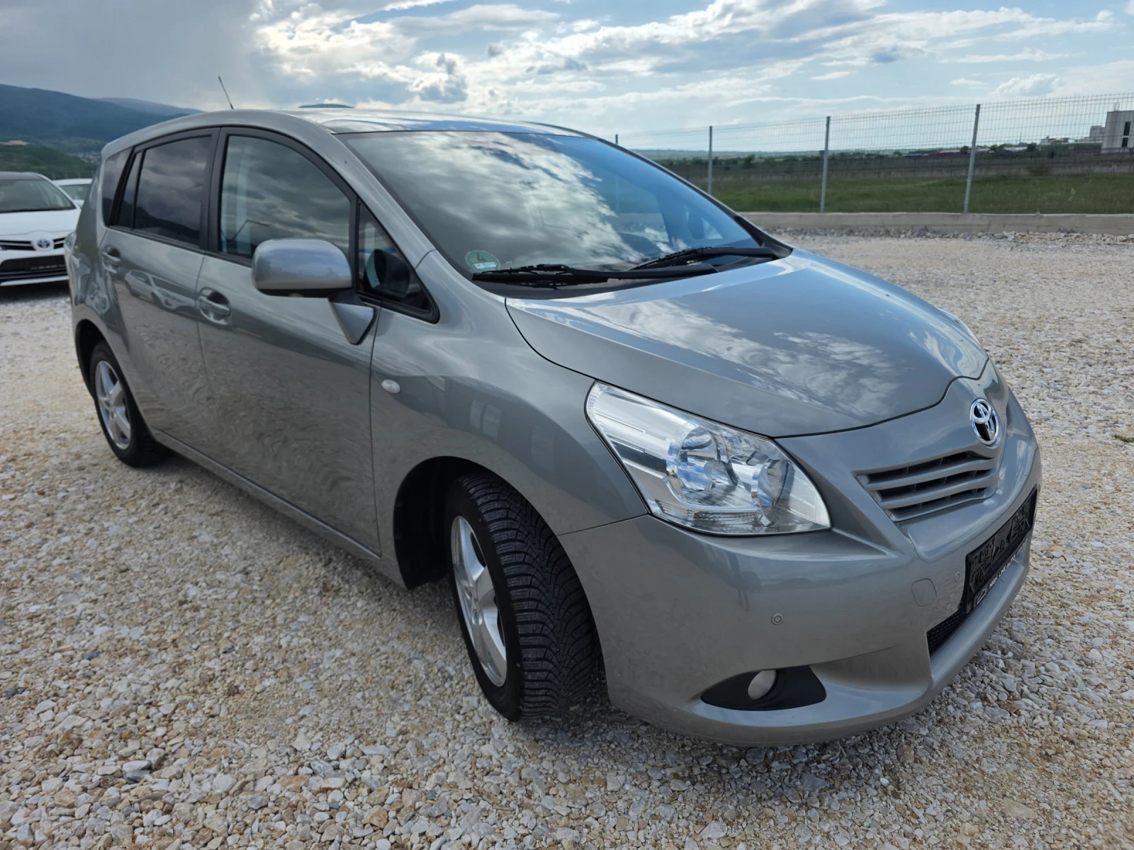 Toyota Verso 1.8 VVTI 7-места Панорама Навигация, снимка 2 - Автомобили и джипове - 54646859