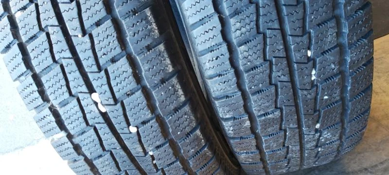 Гуми Зимни 215/75R16, снимка 2 - Гуми и джанти - 31947944